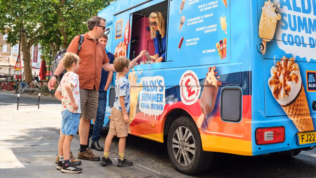 Los precios del helado alcanzaron £4 un cono en algunas ciudades del Reino Unido - como los padres pasan casi £50 este verano