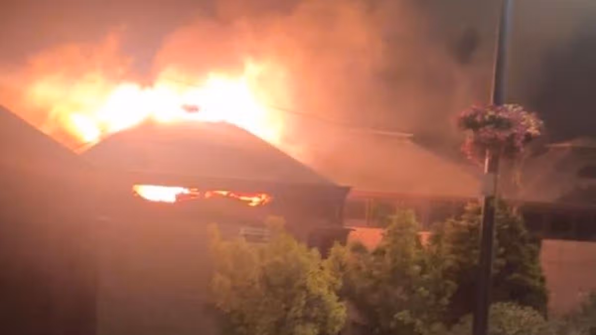 Moment feu déchire le café de Verdi bien-aimé sur Mumbles front de mer