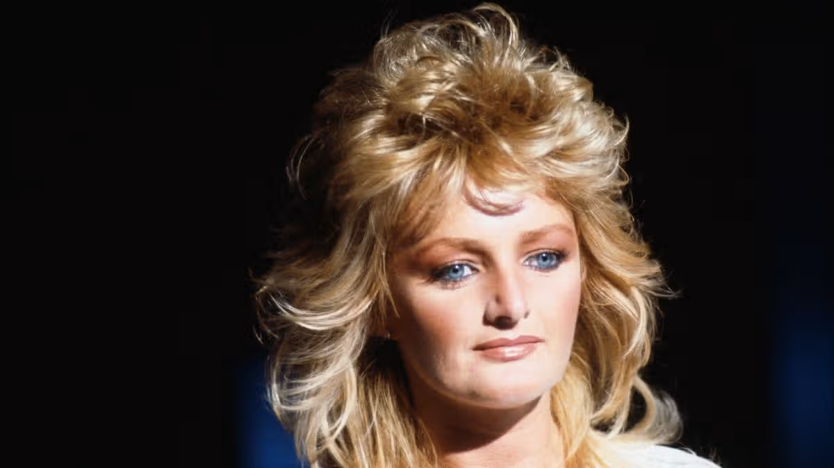 Le drapeau gallois vole au demi-mât comme livre de condoléances à ouvrir pour Bonnie Tyler