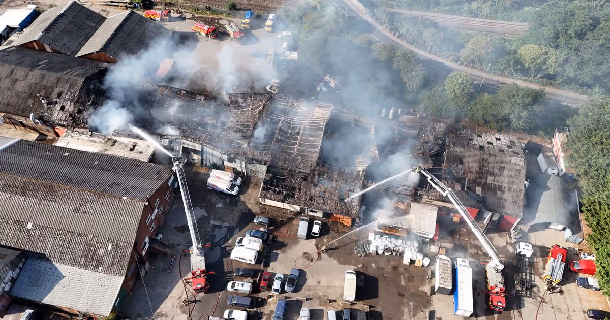 Les pompiers de Newport se battent pendant des heures pour maîtriser un énorme incendie