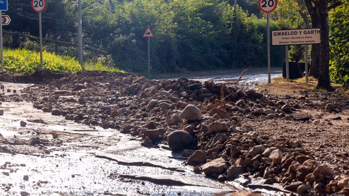 Causa de inundaciones masivas que destrozaron viviendas en la aldea de Welsh