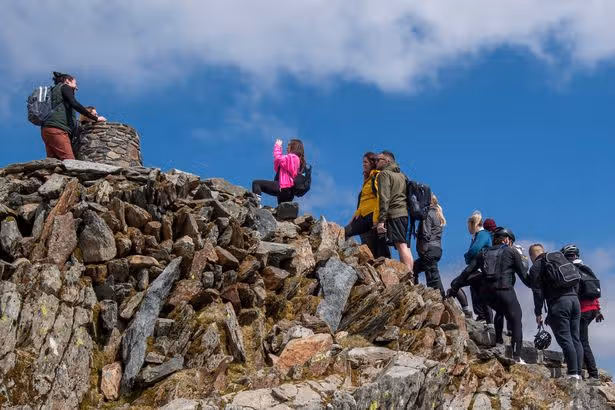 Mujer escala Yr Wyddfa pero es aturdida por lo que la encuentra en la cima de la montaña de Gales