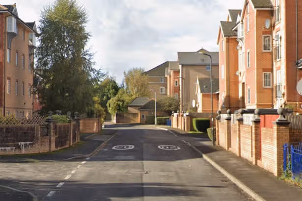 Un homme arrêté après le feu endommage plusieurs maisons dans la rue Cardiff