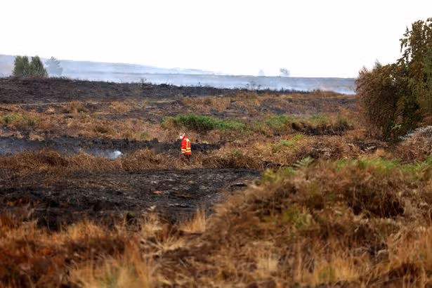 Los bomberos permanecen en la escena del incendio salvaje de Blaenavon 11 días