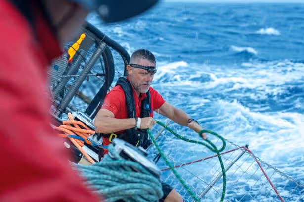 El marinero galés se enfrenta a tiburones, ondas de 15m y tripulante con pierna rota en todo el mundo