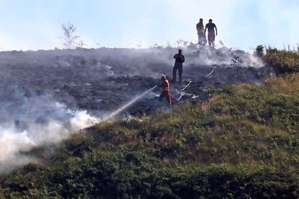 La gente está incendiando deliberadamente a una montaña galesa quemando tan mal que ahora es un incidente importante