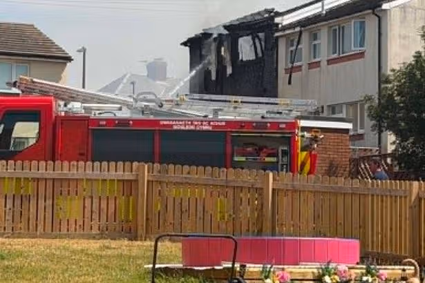 Hogares destrozados después de la 'explosión' y fuego en el pueblo de Welsh