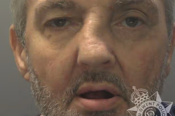 سائق تسبب في أضرار قيمتها 000 9 جنيه استرليني بعد اقتحام سيارة الشرطة أثناء مطاردة