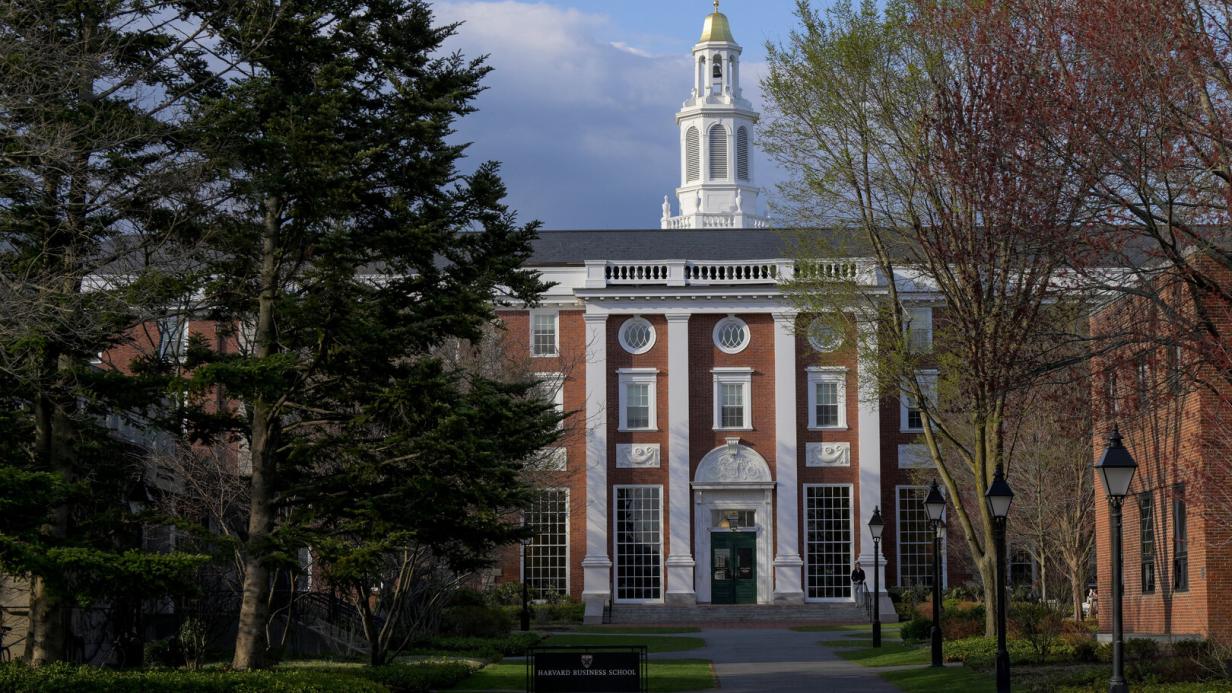 El juez estadounidense desestima la demanda de Trump contra Harvard