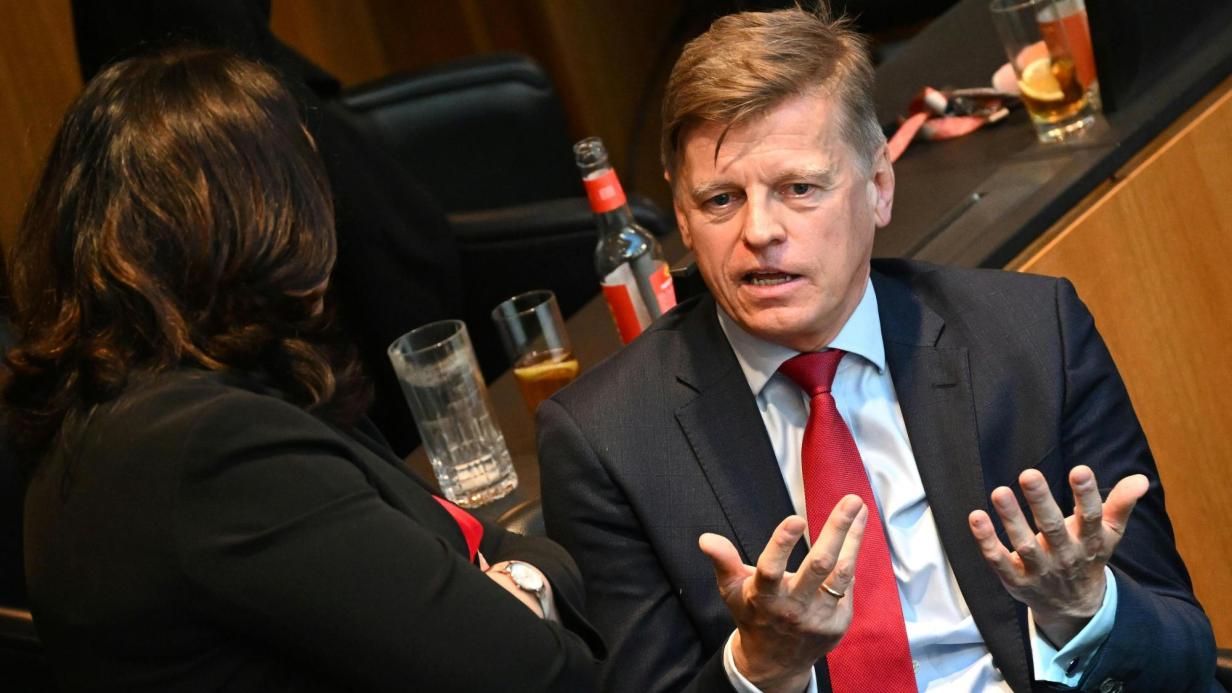 Veit Dengler excluded from Neos club and party