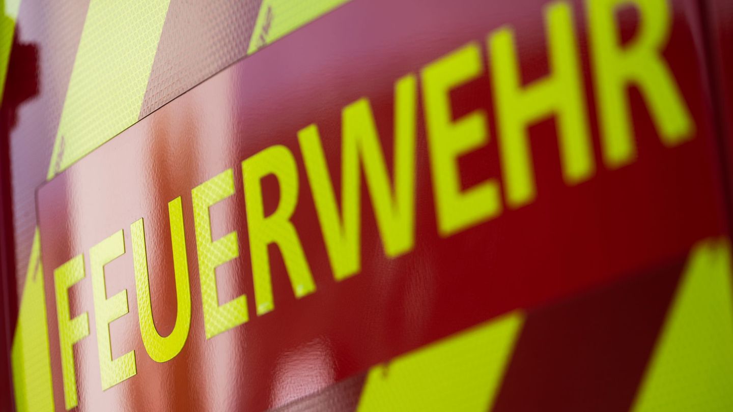 Fire in the district of Karlsruhe: re-extinguishing work runs after fire in large warehouse