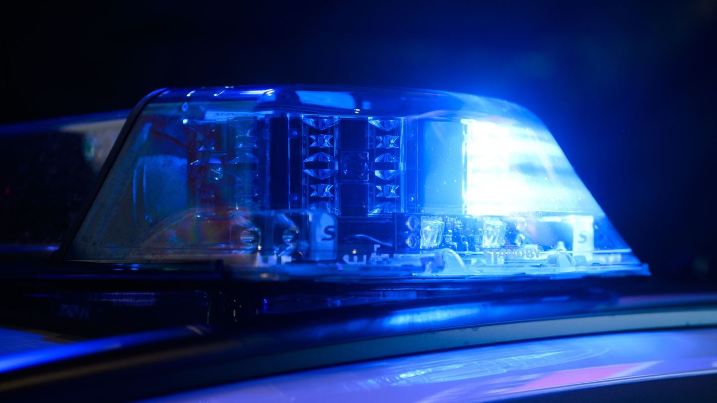 Accident de circulation: voiture reste dans la forêt sur le toit - conducteur en danger de vie