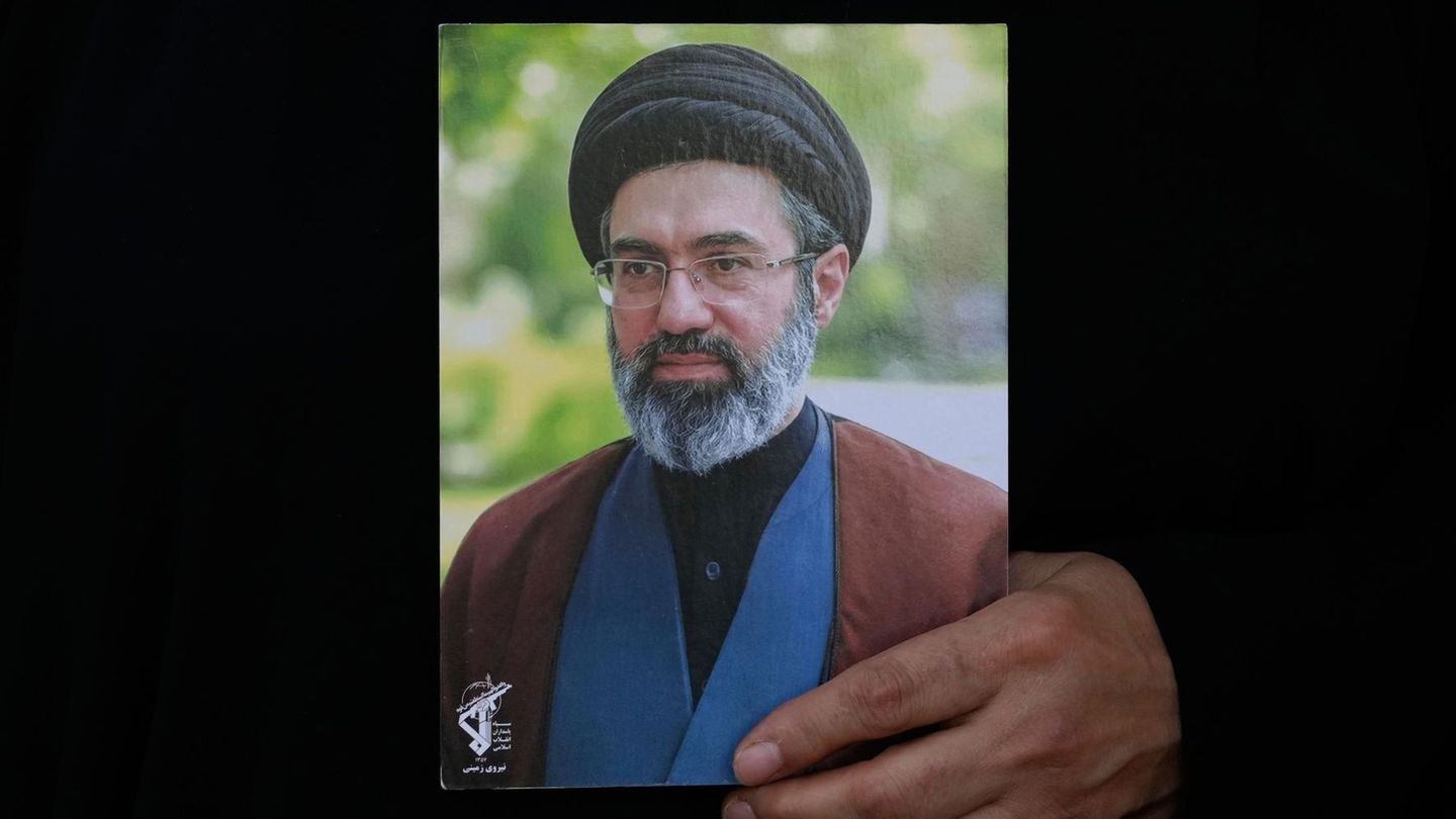 Irán: Comunicación con Mozhaba Khamenei ‘muy difícil’