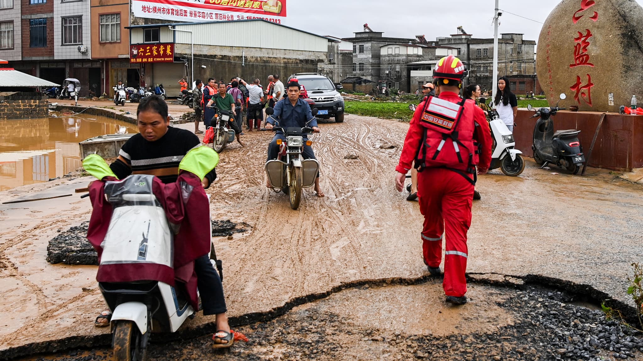 China: Extreme thunderstorms and precipitation kill 15 people, hundreds injured