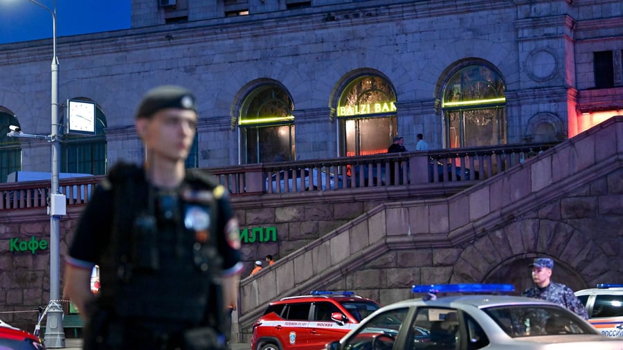 Les morts comprennent un garde de sécurité qui a refusé l'entrée de la femme transportant l'explosif, les autorités disent