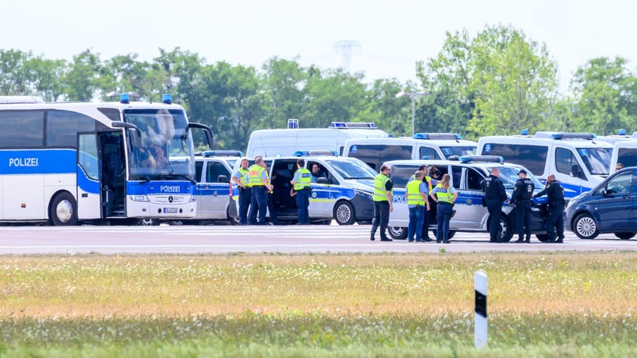 Drone explosif: peigne de police à travers la piste nord de l'aéroport de Leipzig