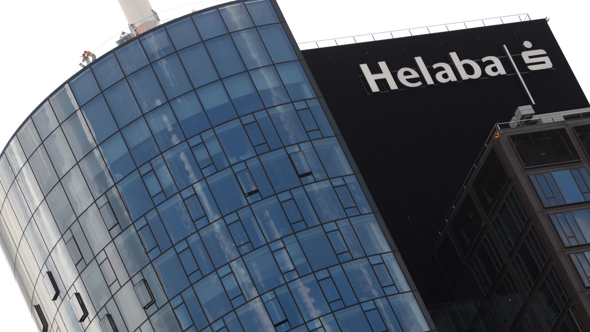 Balance de medio año: Problemas en bienes raíces comerciales: Helaba colapsos de ganancias