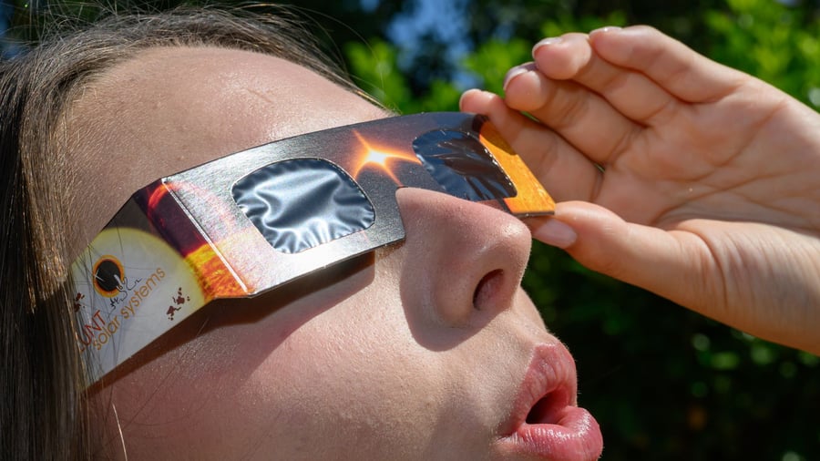 Bonne météo à l'éclipse solaire et étoiles de tir