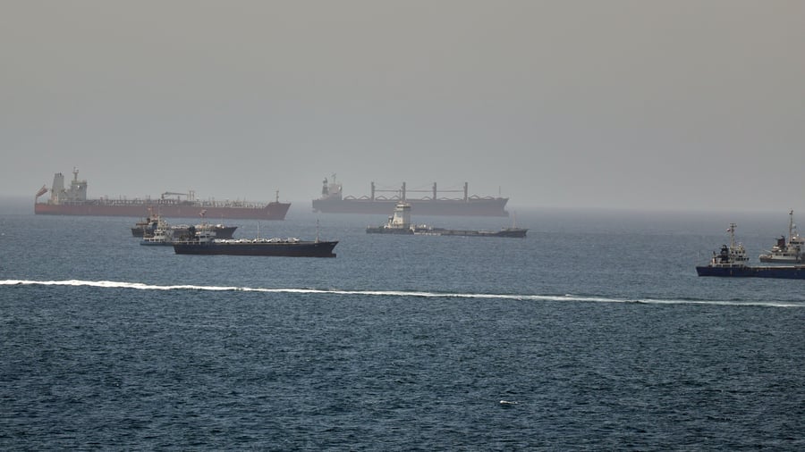 +++ Iran war +++: Iran's Revolutionary Guards stop ships in the Strait of Hormuz