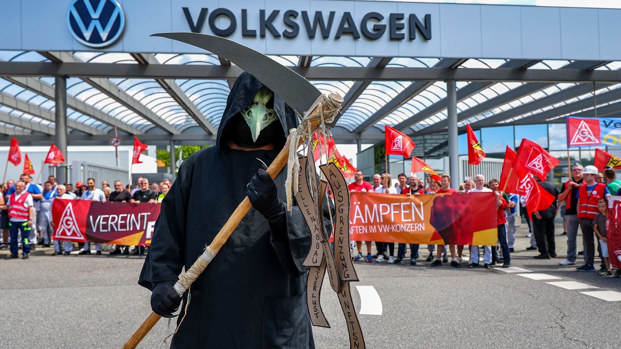 Crisis of car manufacturers: Savings plans and declining heels: Wrestling for VW's future