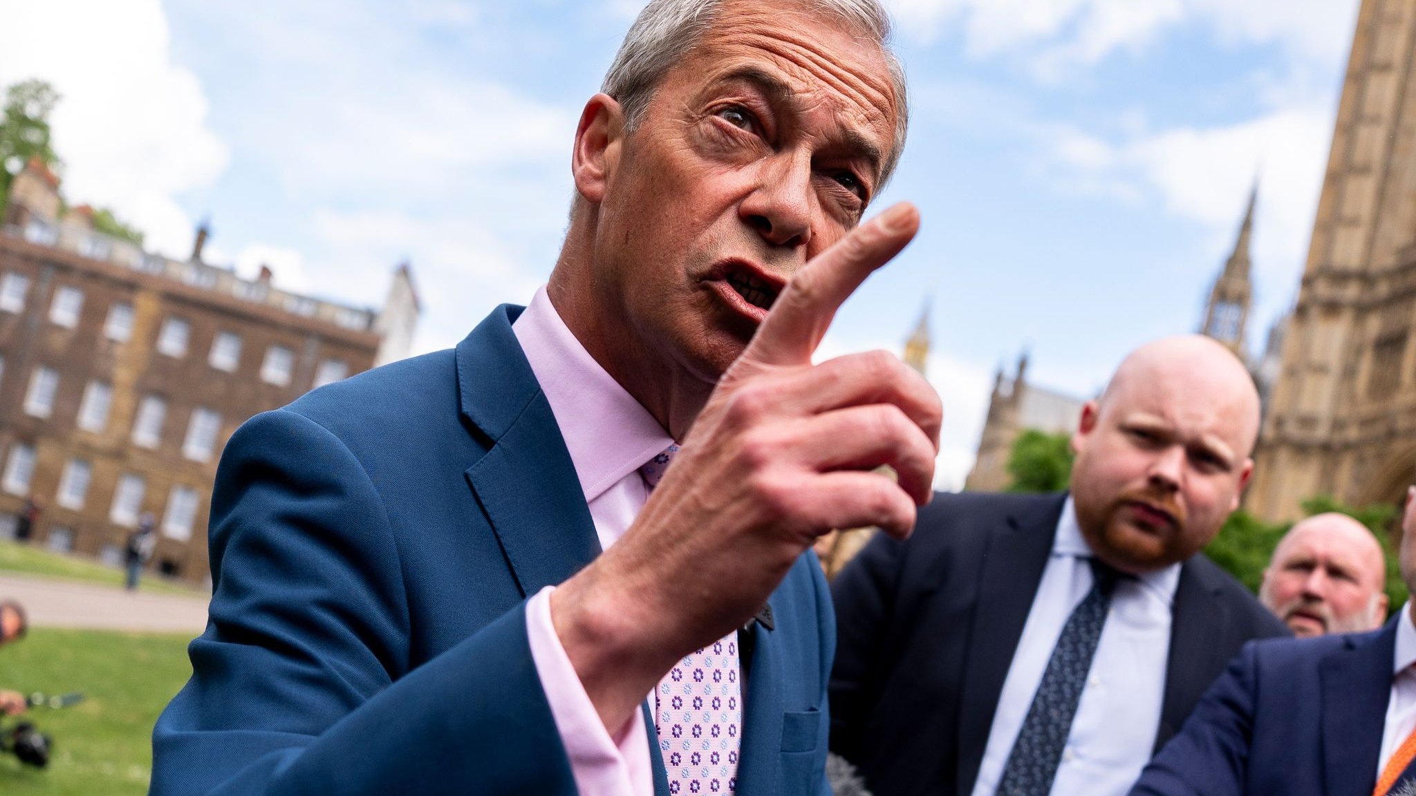 British Parliament: Brexit champion Nigel Farage resigns mandate