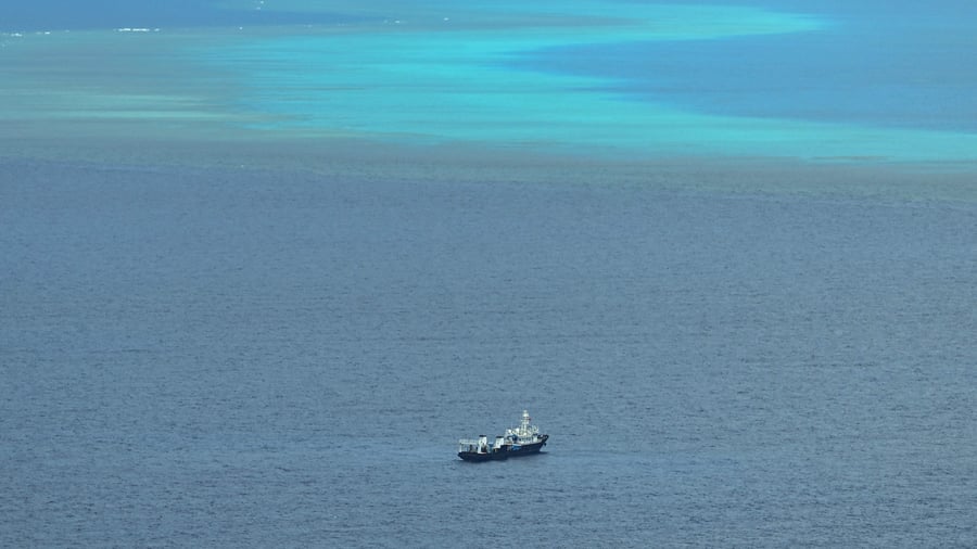China tiene ejercicio militar cerca del archipiélago disputado en el Mar de China Meridional