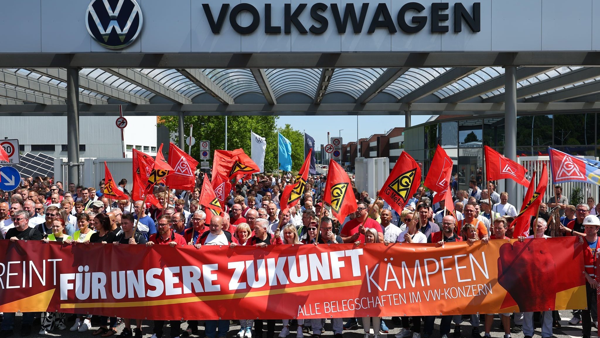 Auto industry: Wrestling for VW savings plans - Nationwide protests