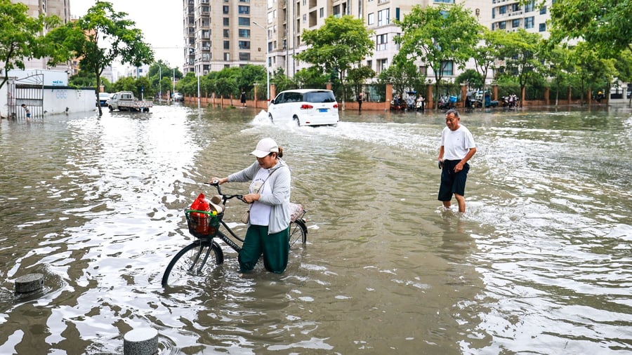 China: Typhoon “Dolphin” causes flooding in China – hundreds of flights cancelled