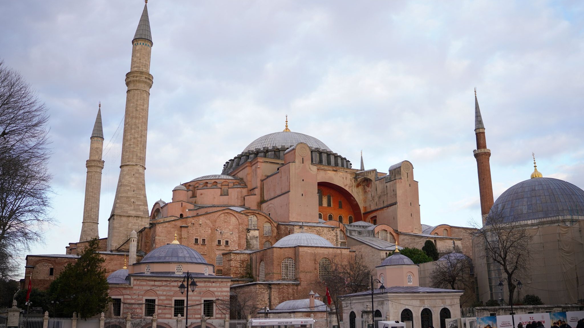 Turquie: Lire la Bible: Les touristes arrêtés à Hagia Sophia