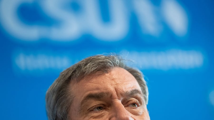 Incident at the Chiemsee: El hombre lanza Söder con tomate