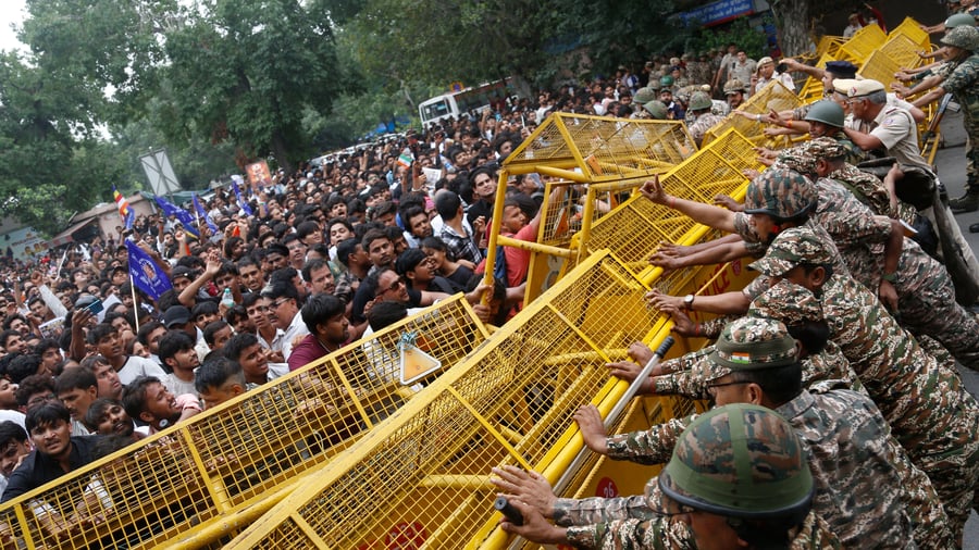 New Delhi: ‘Cockroaches’ Movement Mobilizes Thousands Against Indian Government