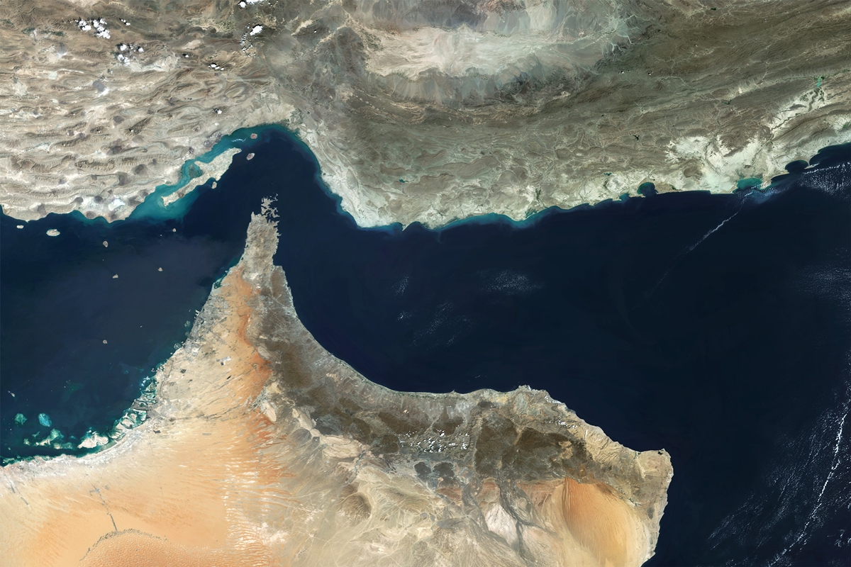 Oil tanker is hit by projectile in Ormuz Strait