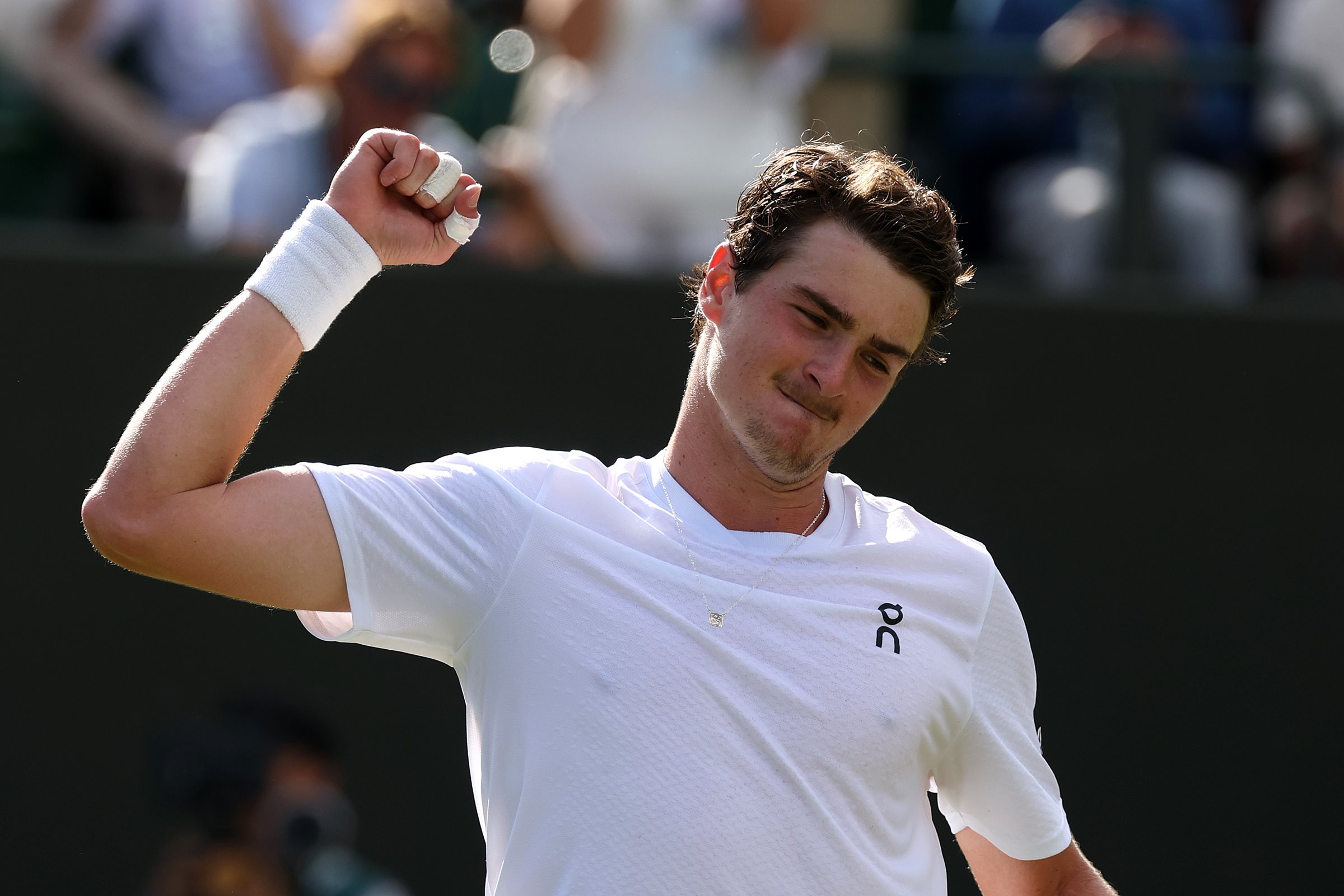 Juan Fonseca supera Tsitsipas en el estreno del Masters 1000 de Montreal