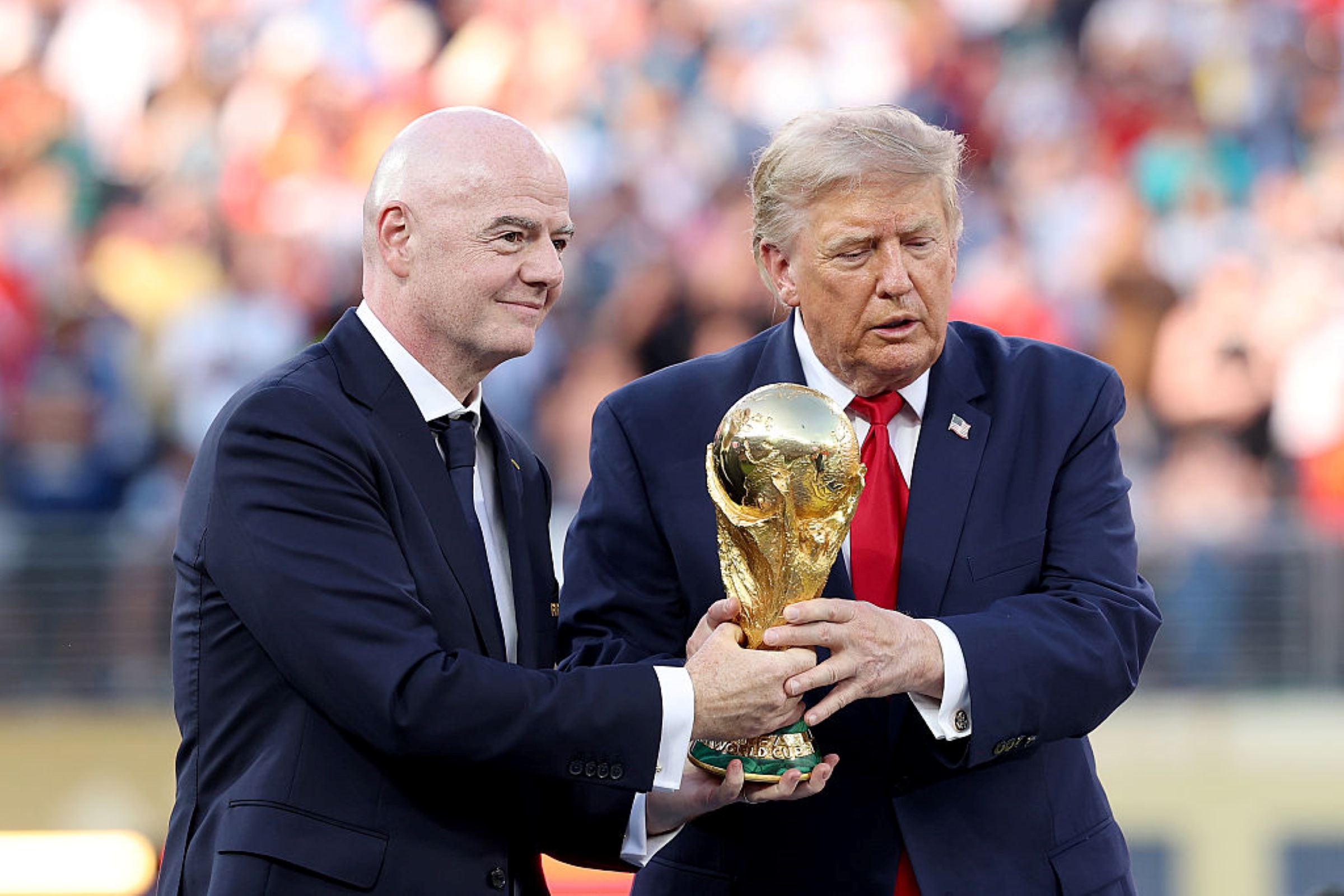Trump y Infantino entregan copa de la Copa Mundial para España