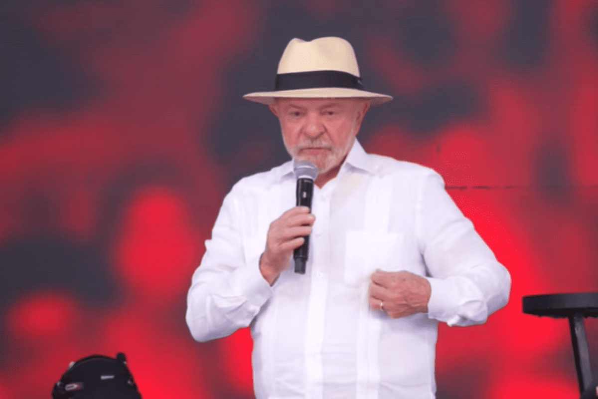 At the MTST event, Lula criticizes banks again for bureaucracy