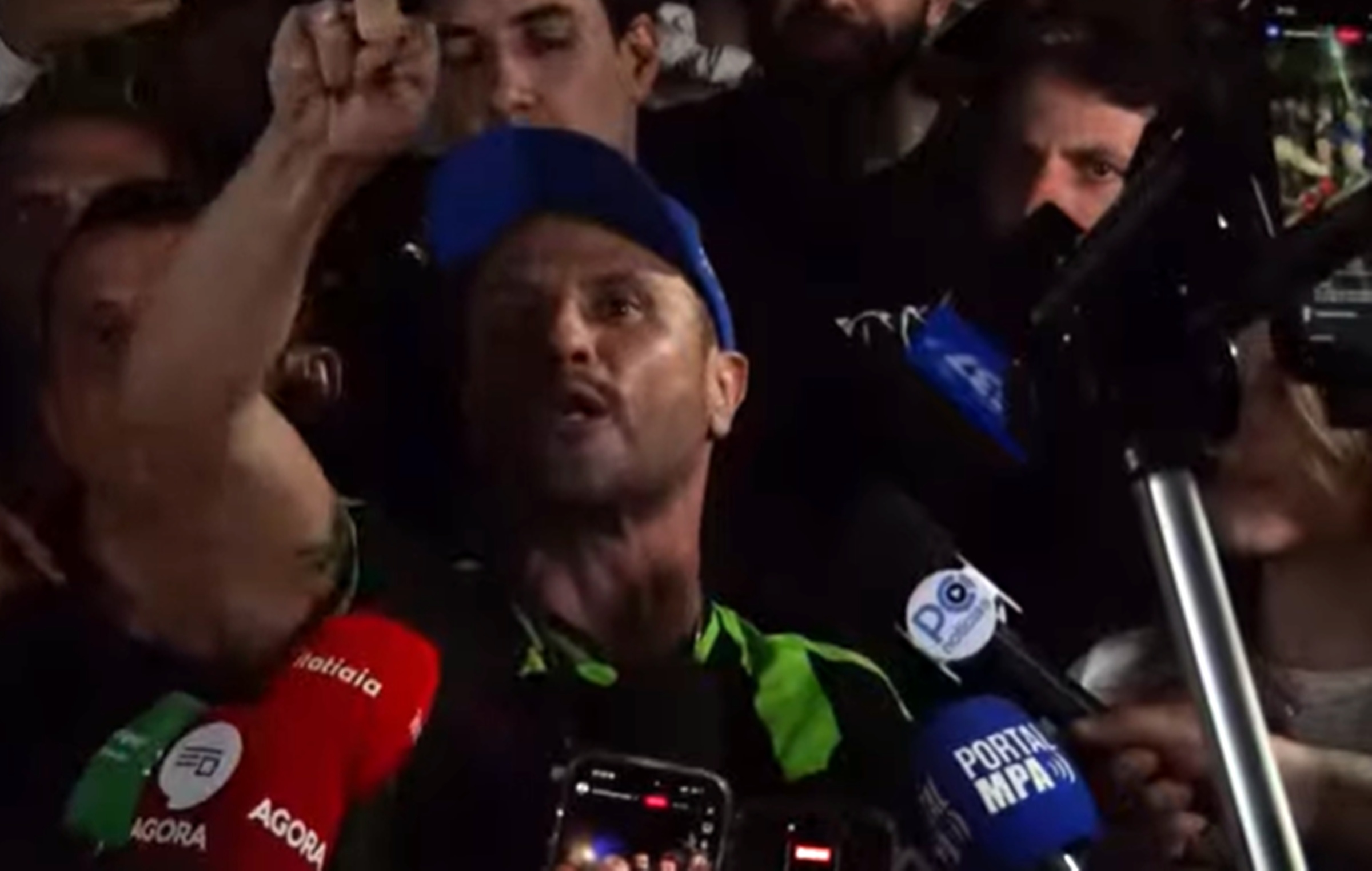 كان السناتور قد انسحب يوم الاثنين، لكنه تراجع بعد اجتماع مع الرئيس الوطني للحزب