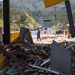 Grupos disidentes de las FARC reclamaron la responsabilidad de los dobles ataques que hirieron a varias personas, mientras el nuevo presidente promete poner fin a las conversaciones de paz