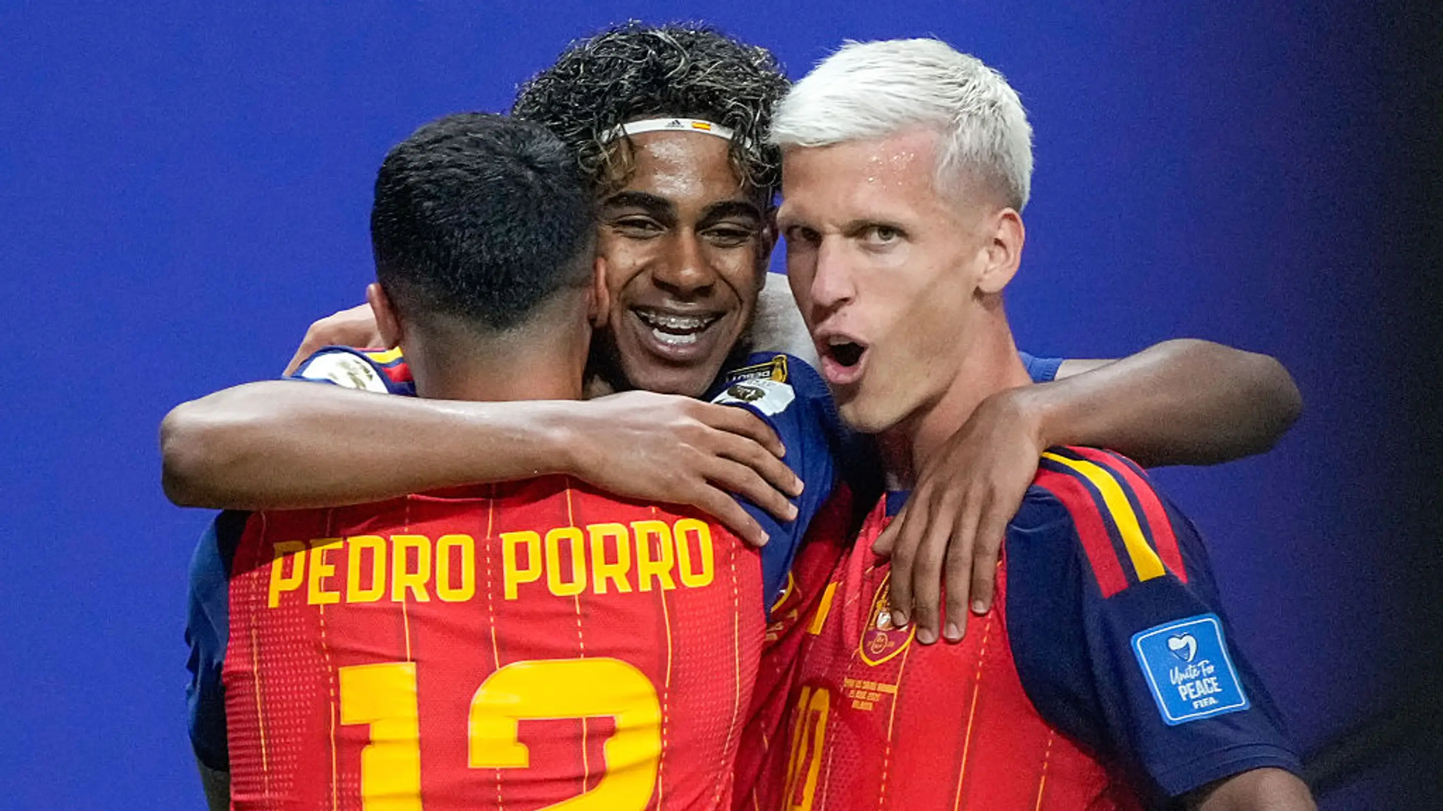 Los campeones del mundo defensores España se enfrentan a los campeones europeos Argentina después de un torneo de 48 equipos