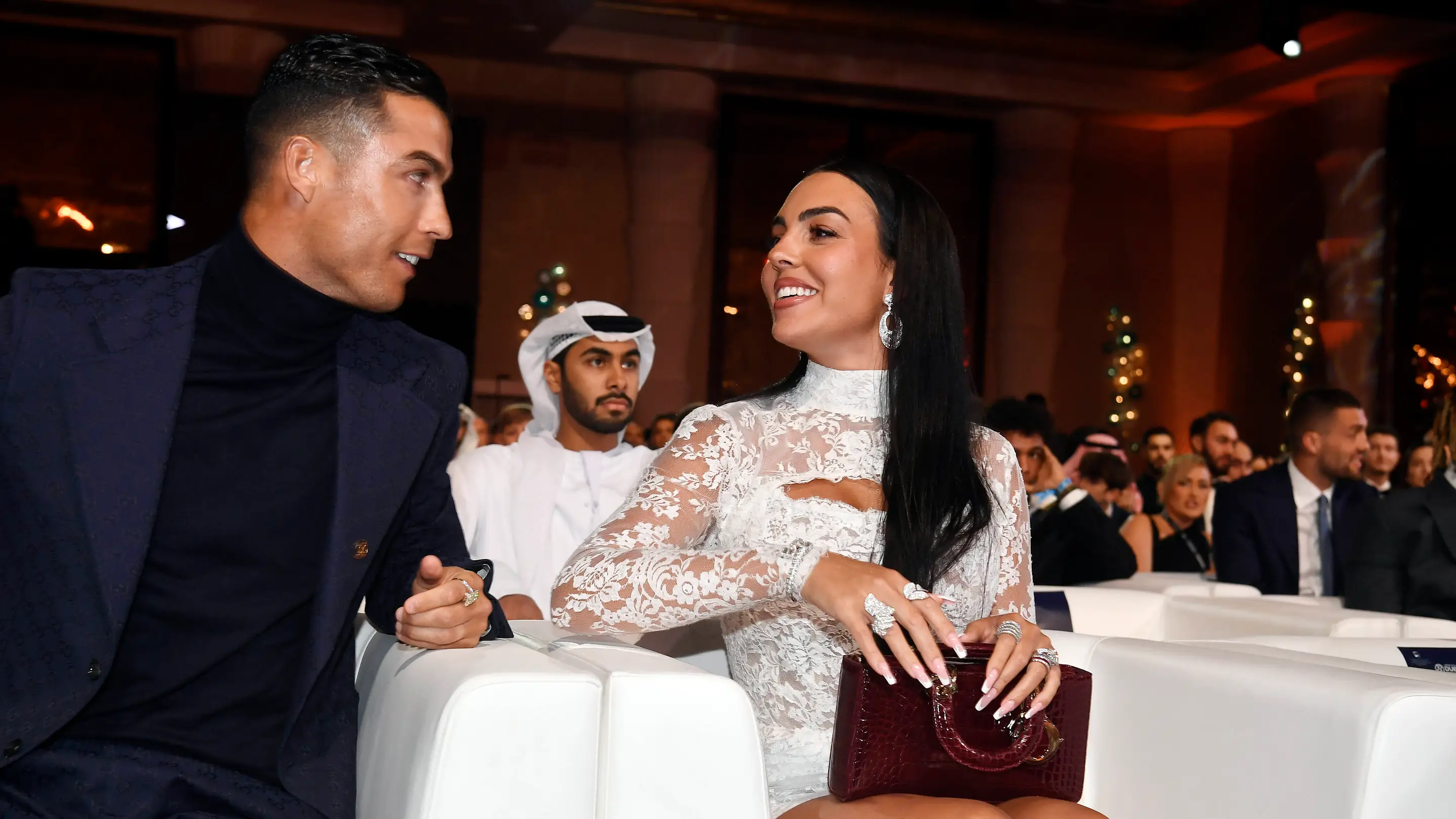 لماذا ملياردير كريستيانو رونالدو الزوجة جورجينا تزوجت في غرفة معيشتهم