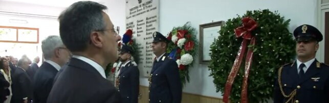 Roads of Via D'Amelio, the police chief lay a crown at the stock department of Palermo