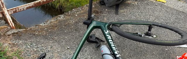 Combattre avec les cyclistes et les investir, puis revenir les frapper à nouveau: arrêté le constructeur