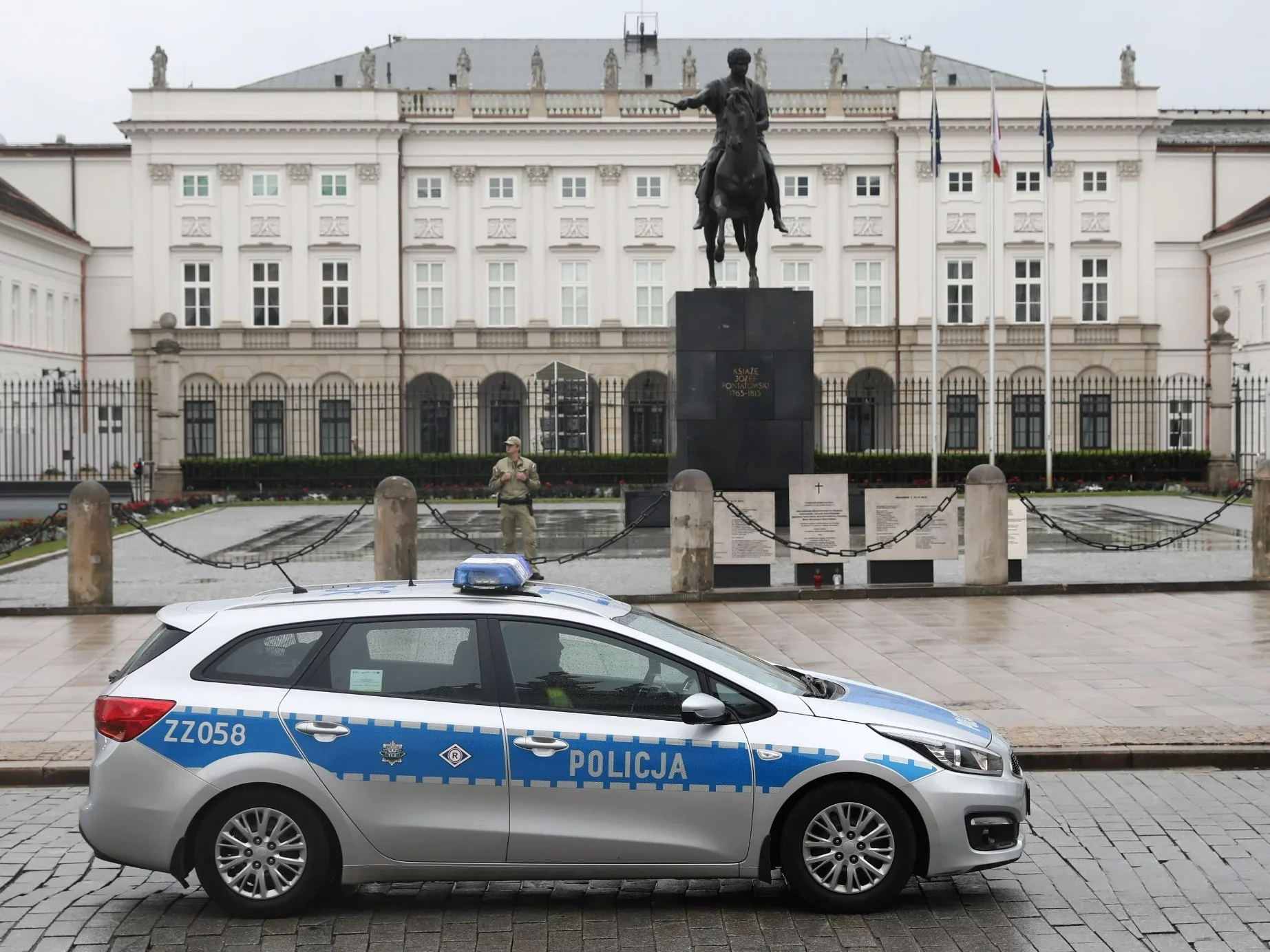The man with the gun demanded a meeting with Nawrock. The incident in front of the Presidential Palace