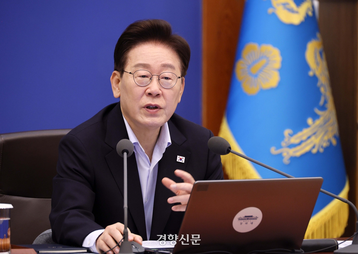 At a cabinet meeting, Lee criticized property speculation and announced a national debate on housing on the 23rd