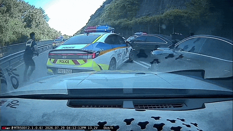 La police a tiré quatre balles réelles et utilisé un taser pour maîtriser le suspect, qui a percuté une voiture de patrouille lors de la poursuite à Jinju