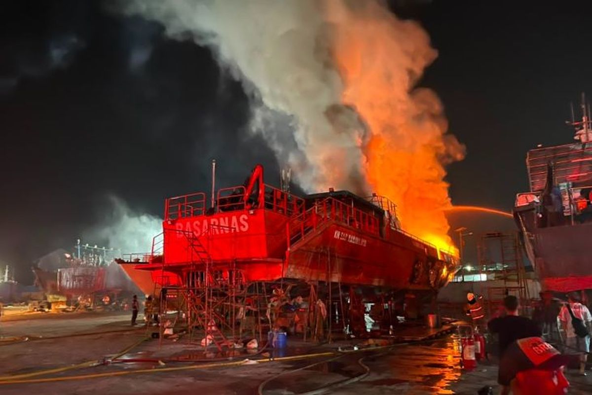 Le navire était à quai pour maintenance à Jakarta ; aucun blessé signalé