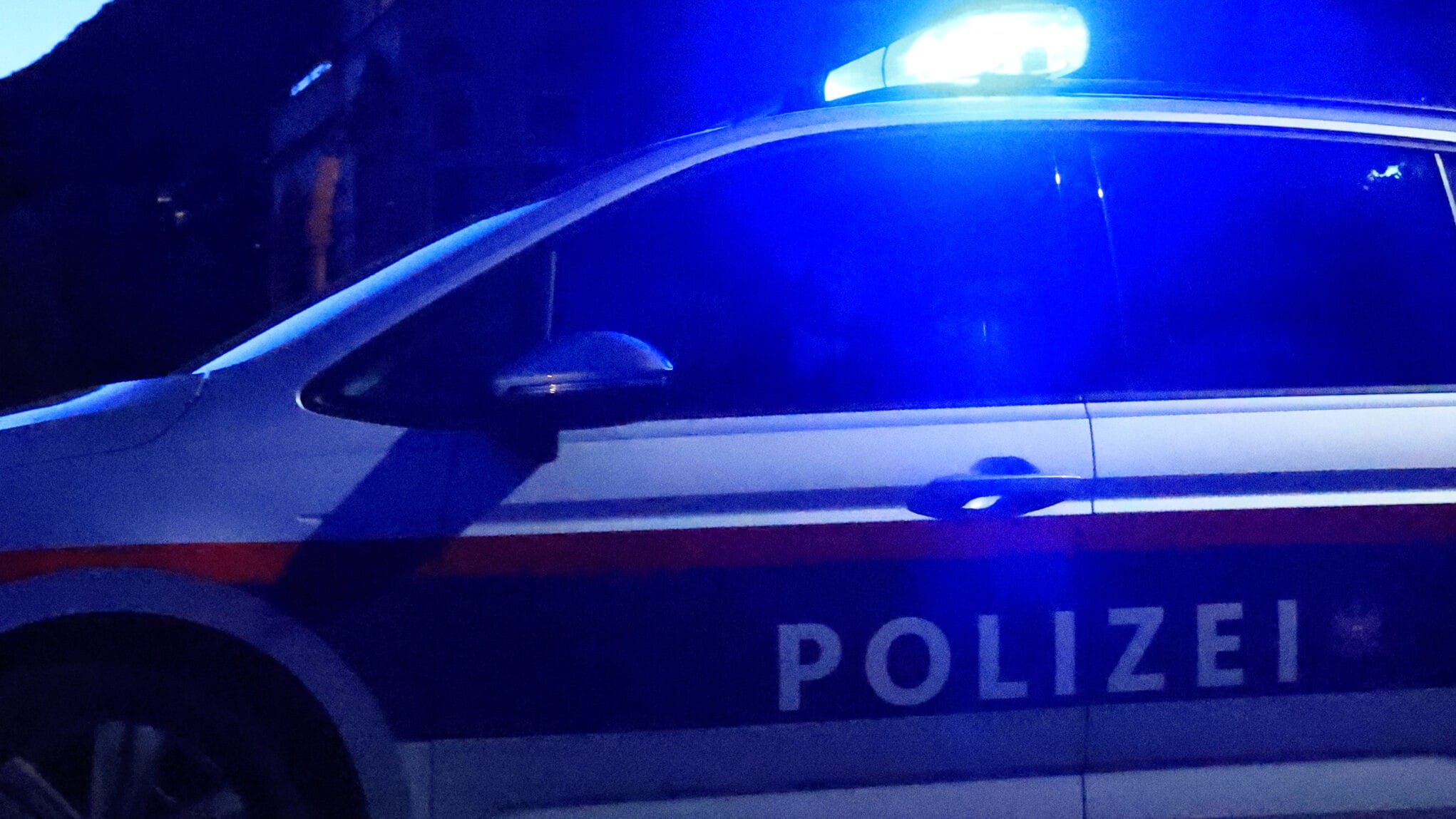 Un biker ivre a traîné deux policiers avec