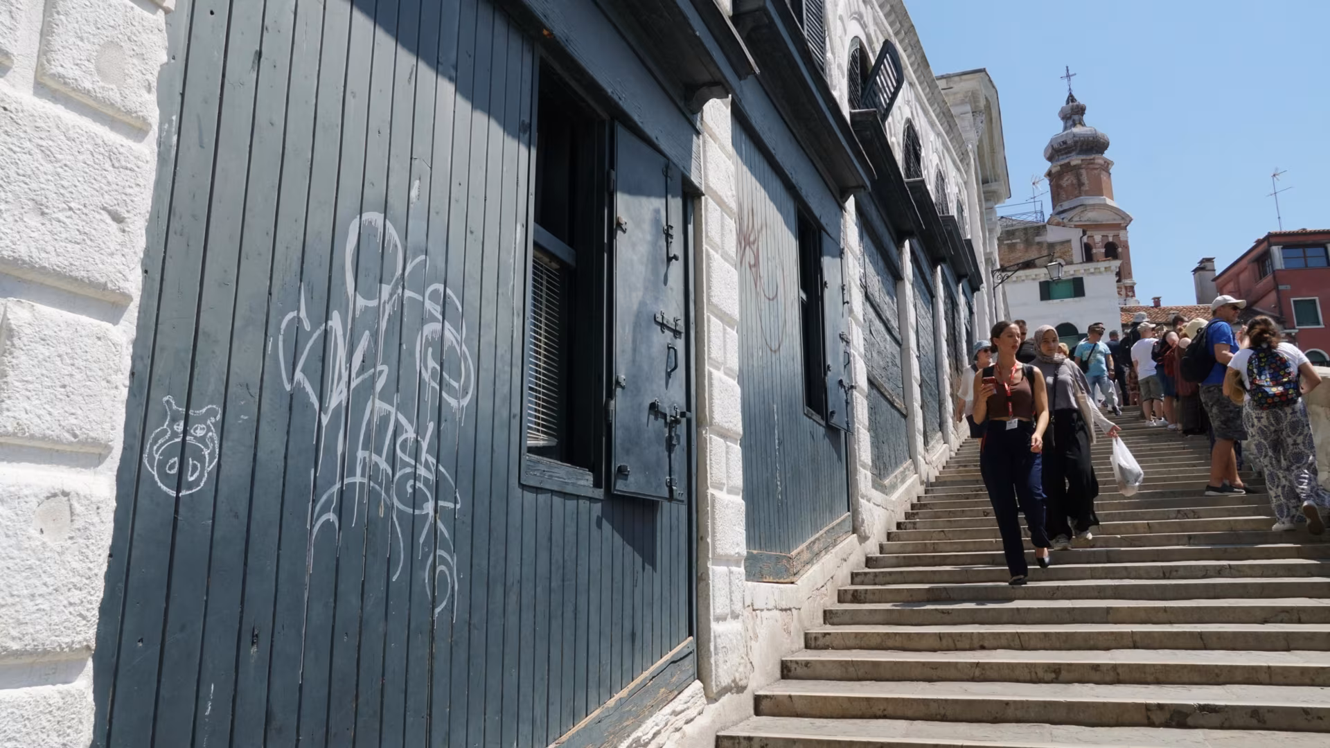 La ville veut de l'argent - Trois touristes ont pulvérisé Rialto Bridge avec de la peinture