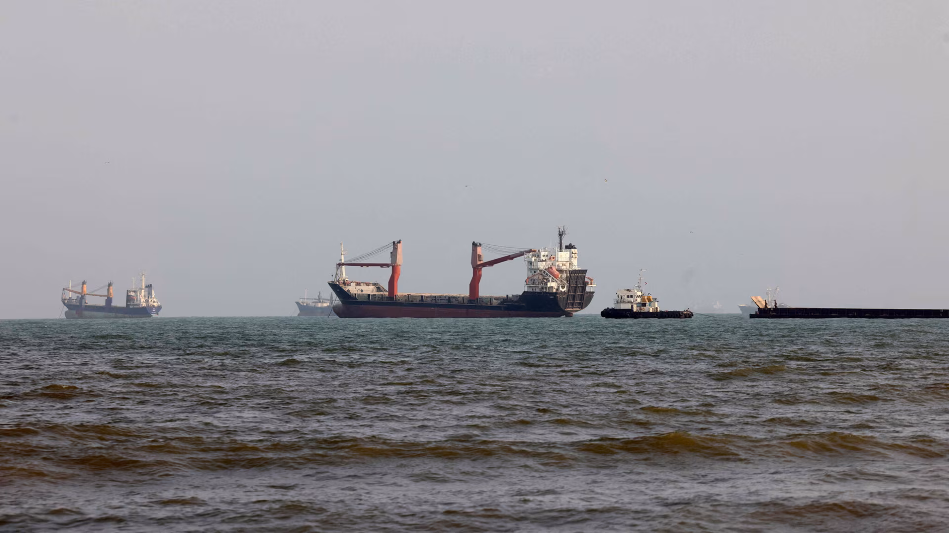 Irán: Los estrechos de Hormuz permanecen cerrados por ahora