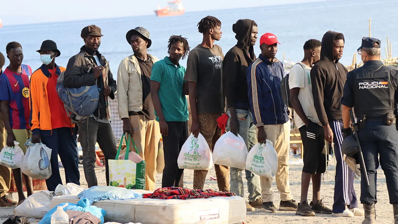 España ofrece refugios temporales para 1.800 migrantes en Ceuta