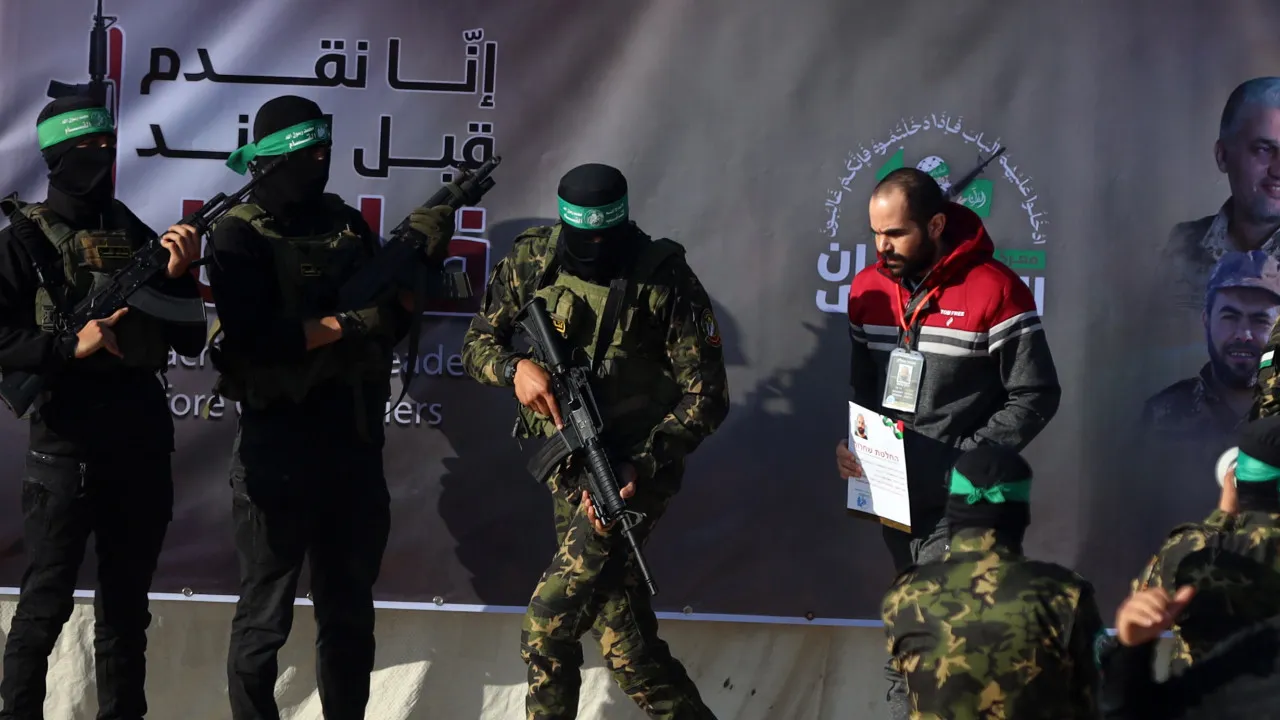 Israeli army holds citizens trying to cross Syria's border